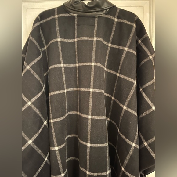 Brand NWT! BCBGMAXAZRIA Faux Leather Trim Fringed Cape/Poncho size XS/S - Picture 7 of 16